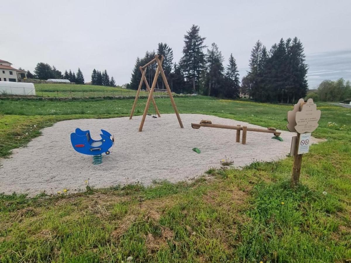 Gite Avec Cheminee, Terrasse Et Wifi - Animaux Acceptes - Fr-1-496-163 Usson-en-Forez Exteriör bild